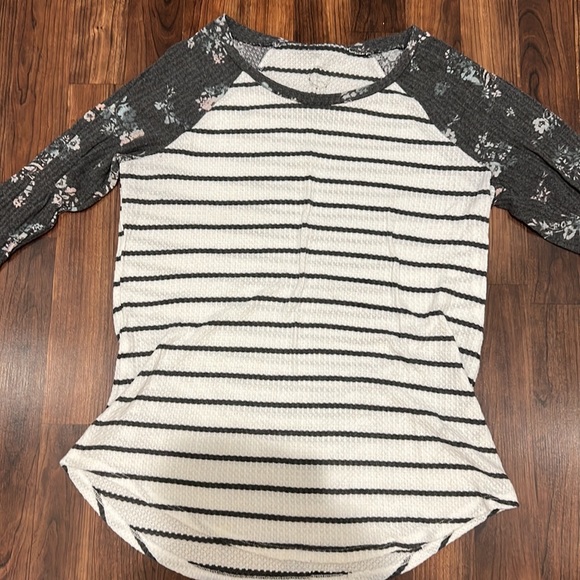 Maurice’s bundle of 2- 3/4 Sleeve Striped & Floral Baseball Shirts Size Small - Picture 2 of 4